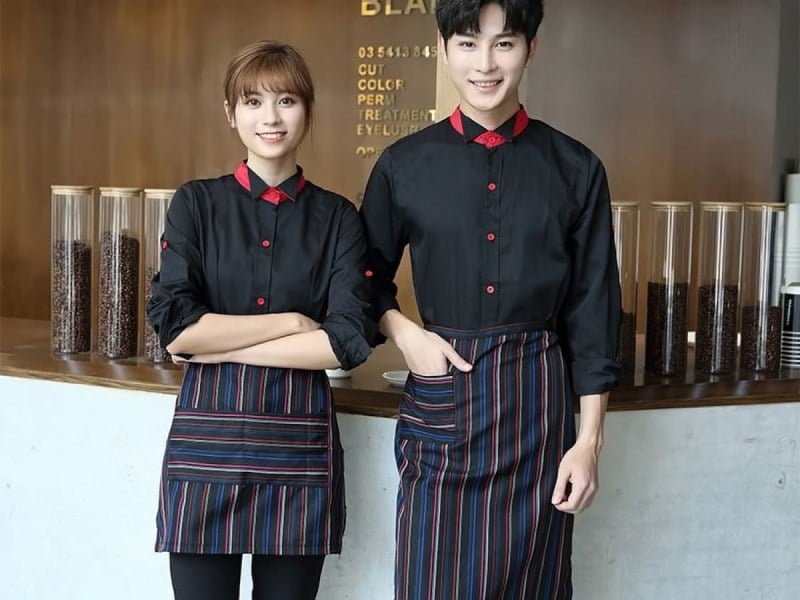 Thiết kế đồng phục quán cafe với màu sắc hài hòa với thương hiệu của quán