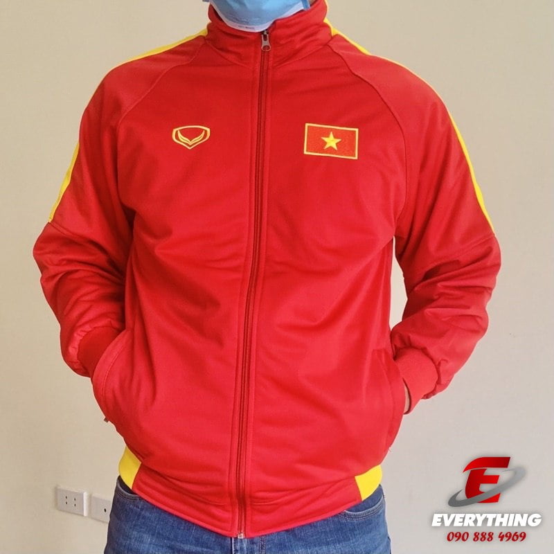 Áo khoác đội tuyển Việt Nam đã trở thành một biểu tượng của lòng tự hào dân tộc và là một trang phục không thể thiếu đối với những người yêu thích thể thao nước nhà