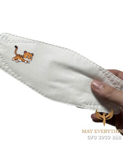 May khẩu trang KF94 in logo con hổ