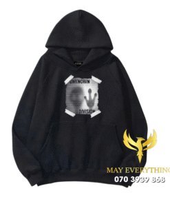 Áo hoodie màu đen in hình chữ trắng