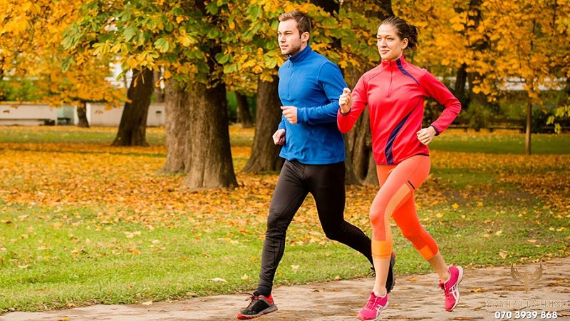 Có nên mặc áo khoác khi chạy bộ? Cần lưu ý gì?